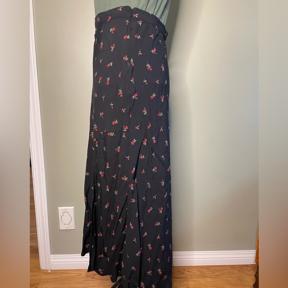 Black with red roses skirt - Picture 2 of 3